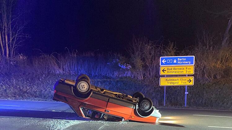 Unfall in Neuenmarkt: Fahrerin überschlägt sich an Verkehrsinsel