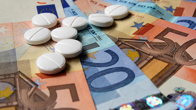 Medikamente, Geld, Euro, Pillen, Steuer, Steuererklärung