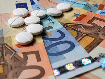 Medikamente, Geld, Euro, Pillen, Steuer, Steuererklärung