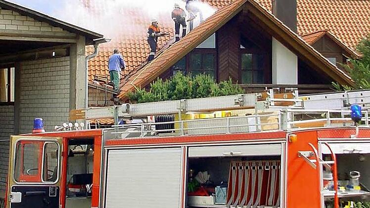 Das Wohnhaus Denningers, in dem im September 2006 ein Brand ausbrach (unser Bild), kam ebenso wie Sägewerk und  Wälder am Vollstreckungsgericht in Bamberg unter den Hammer. Archivfoto: Ralf Kestel