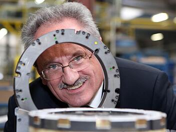 Christian Ude blickt nach einem Besuch bei der Firma Waasner in Forchheim durch. Fotos: Matthias Hoch