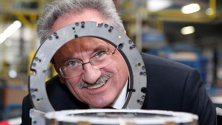 Christian Ude blickt nach einem Besuch bei der Firma Waasner in Forchheim durch. Fotos: Matthias Hoch