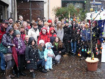 Der Osterstrauch wurde bei Schneetreiben behängt. Deutsche und Italiener sind stolz auf ihr gemeinsames Werk in der Partnergemeineinde Uggiate-Trevano. Foto: Johanna Blum