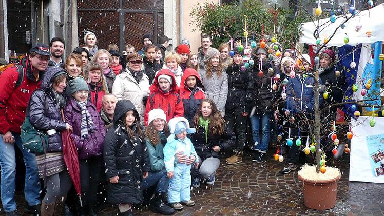 Der Osterstrauch wurde bei Schneetreiben behängt. Deutsche und Italiener sind stolz auf ihr gemeinsames Werk in der Partnergemeineinde Uggiate-Trevano. Foto: Johanna Blum
