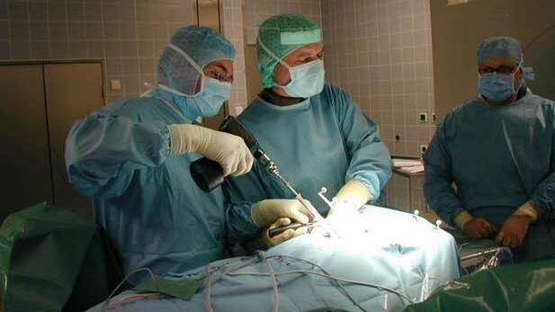 Stefan Piltz (links) will am Coburger Klinikum ein breites Leistungsspektrum anbieten. Schwerpunkte will er auf die Kinder- und Sporttraumatologie sowie auf die Tumororthopädie legen. Foto: privat