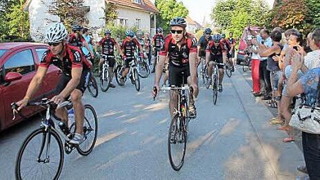 Bürgermeister Knut Morgenroth schickte, unterstützt von zahlreichen Einwohnern, die 17 Radfahrer von Team Neubrand und RSV Schneckenlohe auf ihre zehntägige Tour nach Rom.