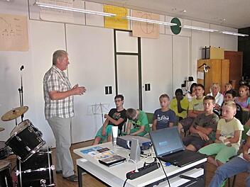 Zum Thema Cybermobbing hielt Helmut Will vom Weißen Ring (links) bei Schülerinnen und Schülern der Dominikus-Savio-Schule in Pfaffendorf am "Anti-Mobbing-Tag" einen Vortrag, wobei er die teils schlimmen Folgen für Gemobbte in den Vordergrund stellte und Verhaltenstipps gab, dem entgegen zu treten.