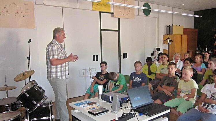 Zum Thema Cybermobbing hielt Helmut Will vom Weißen Ring (links) bei Schülerinnen und Schülern der Dominikus-Savio-Schule in Pfaffendorf am "Anti-Mobbing-Tag" einen Vortrag, wobei er die teils schlimmen Folgen für Gemobbte in den Vordergrund stellte und Verhaltenstipps gab, dem entgegen zu treten.