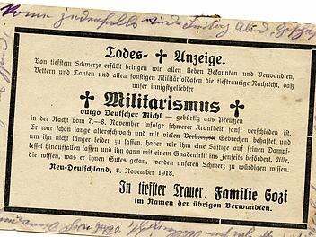 Eine Karte aus den unruhigen Tagen nach dem Ende der Monarchie. Daßlers Sohn Fritz hat Ende November 1918 eine Karte erhalten mit dem Titel "Todes+Anzeige" des "innigstgeliebten Militarismus". Fotos: Klaus-Peter Gäbelein