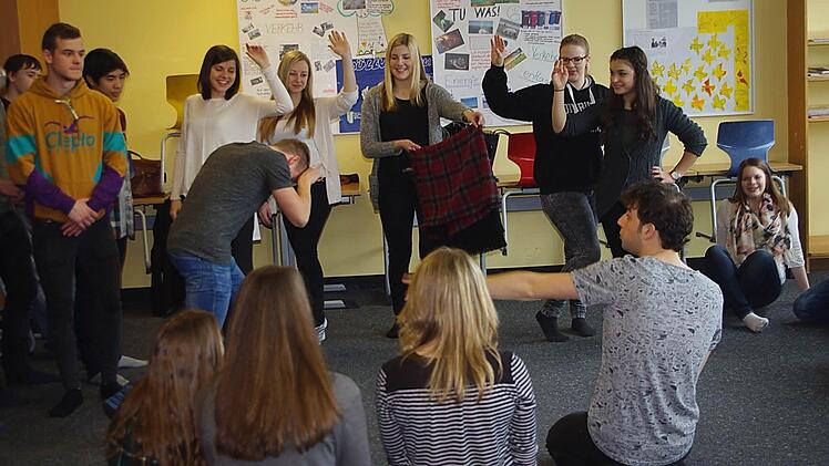 Beim französischen Theater-Workshop stellten die Schüler einen Stierkampf nach. Foto: Heike Schülein