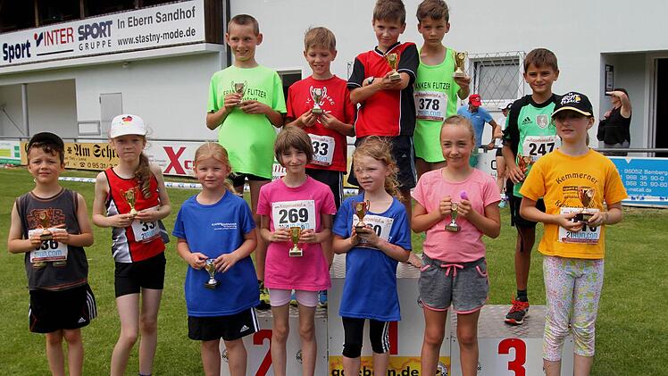 Stolz auf ihre Pokale sind die Schüler 2