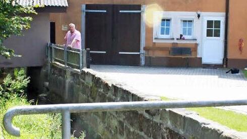 Der Sendelbach ist wieder ein harmloses Rinnsal, das Haus immer noch unbewohnbar. Foto: hak (oben u. unten)