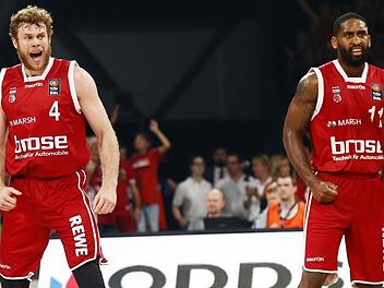 Nicolo Melli (l.) und Brad Wanamaker demonstrierten im dritten Finale letzte Saison gegen Ulm noch gemeinsam Stärke - am Donnerstag läuft nur noch der Italiener im Bamberger Trikot auf. Foto: Daniel Löb