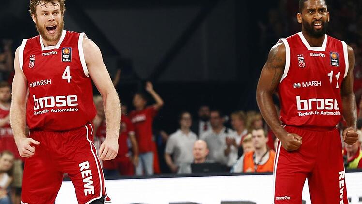 Nicolo Melli (l.) und Brad Wanamaker demonstrierten im dritten Finale letzte Saison gegen Ulm noch gemeinsam Stärke - am Donnerstag läuft nur noch der Italiener im Bamberger Trikot auf. Foto: Daniel Löb
