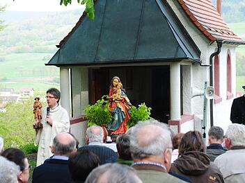 Bernhard Hopf mit der restaurierten Statue des Hl. Wendelinus während der Maiandacht am Kapelli in Riedenberg.  Foto: Evelyn Schneider