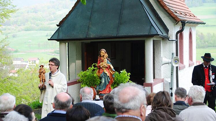 Bernhard Hopf mit der restaurierten Statue des Hl. Wendelinus während der Maiandacht am Kapelli in Riedenberg.  Foto: Evelyn Schneider