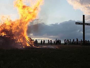 Auch wenn die Flammen beim H&ouml;chstadter Johannisfeuer bedrohlich hoch schlagen: Die Feuerwehr steht bereit. Foto: Archiv