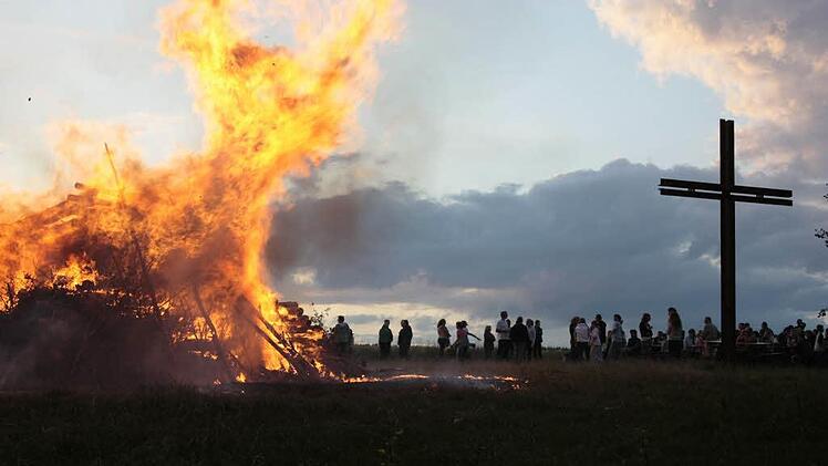 Auch wenn die Flammen beim H&ouml;chstadter Johannisfeuer bedrohlich hoch schlagen: Die Feuerwehr steht bereit. Foto: Archiv