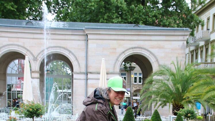 Das Unkraut am Kiesweg im Kurgarten kann Andrea Holzheimer bei Regen sehr gut harken. Foto: K. Kupka-Hahn