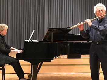 Dozenten und Studenten präsentierten gemeinsam ihr meisterliches in der Musikakademie. Im Bild: Der international berühmte 88-jährige Basler Querflötist Peter-Lukas Graf spielt altmeisterlich Mozarts Andante C-Dur, am Klavier Cordula Hacke.  Foto: Jacqueline Vera Mihm