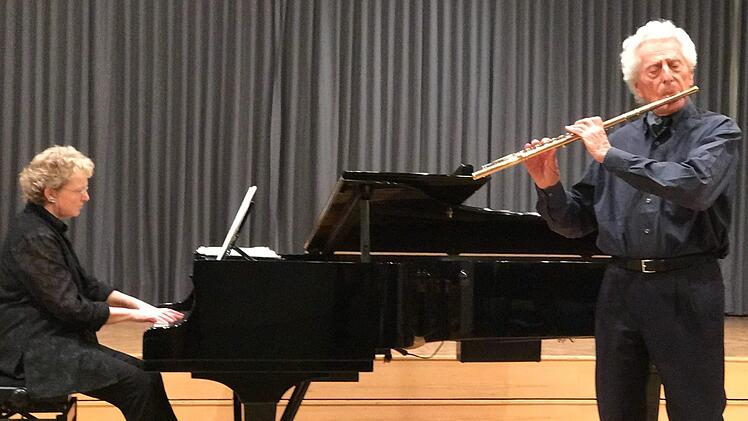 Dozenten und Studenten präsentierten gemeinsam ihr meisterliches in der Musikakademie. Im Bild: Der international berühmte 88-jährige Basler Querflötist Peter-Lukas Graf spielt altmeisterlich Mozarts Andante C-Dur, am Klavier Cordula Hacke.  Foto: Jacqueline Vera Mihm