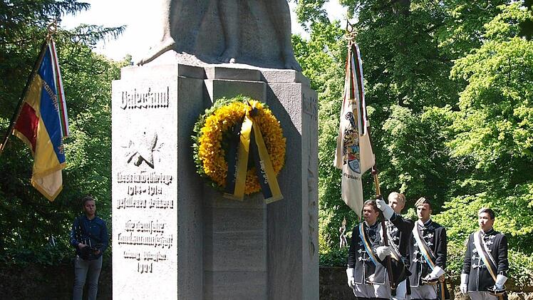 Am Ehrenmal des CC im Hofgarten (oben rechts) zogen die Verbände nach dem Totengedenken am Schlossplatz auf.  Foto: Christoph Winter