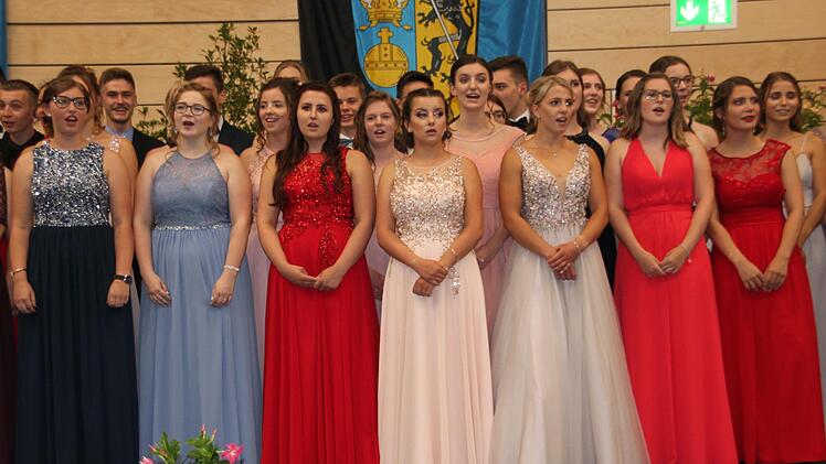 "Wir hamm's geschafft, es ist  so unbegreiflich ... Die Eltern singen für uns Abi - abi - abi - tuur",  jubilierte ein großer Schülerchor zum Abschluss. Foto: Stephan Stöckel