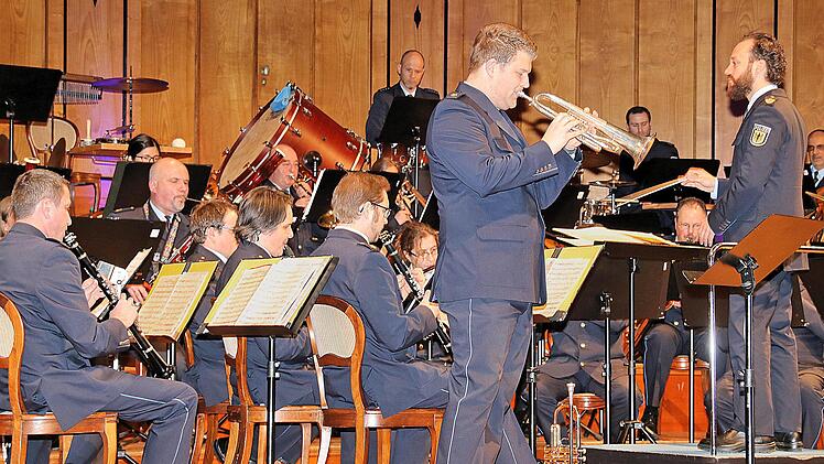 Das Bundespolizeiorchester München unter Leitung seines Chefdirigenten Jos Zegers (rechts) sorgte bei der Verabschiedung der Polizeischüler für die passende musikalische Umrahmung.