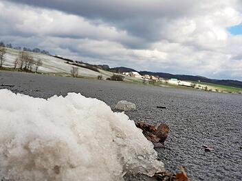 Schneereste als Zeugnis eines kurzen Wintereinbruchs an der Stra&szlig;e und an den H&auml;ngen bei Hofstetten Foto: Eckehard Kiesewetter