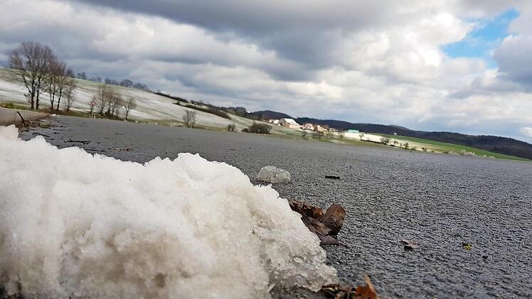 Schneereste als Zeugnis eines kurzen Wintereinbruchs an der Stra&szlig;e und an den H&auml;ngen bei Hofstetten Foto: Eckehard Kiesewetter