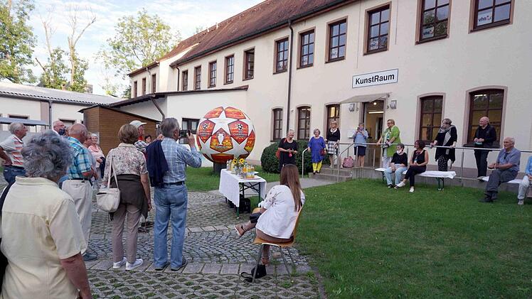 Die Ausstellung wurde mit einem kleinen Hoffest eröffnet.    Foto: Richard Sänger