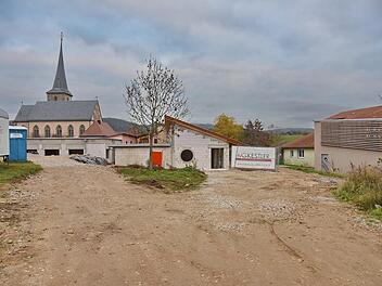 Der Anbau der neuen Krippe, davor das Umfeld der Kita und  ganz rechts die Hackschnitzelanlage -  hier werden mit einem Kostenvolumen  von 280 000 Euro die Außenanlagen entstehen.   Foto: Karl Heinz Wirth