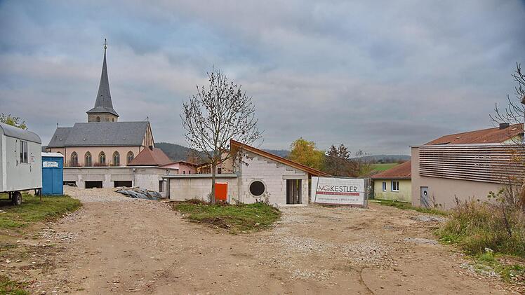 Der Anbau der neuen Krippe, davor das Umfeld der Kita und  ganz rechts die Hackschnitzelanlage -  hier werden mit einem Kostenvolumen  von 280 000 Euro die Außenanlagen entstehen.   Foto: Karl Heinz Wirth