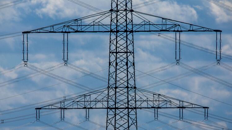 Stromleitungen für Energienetz