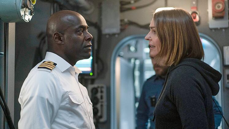 Mordermittlungen auf und unter hoher See: Mit der hochspannenden britische Miniserie "Vigil" zeigt das ZDF einen echten TV-Stra&szlig;enfeger aus Gro&szlig;britannien. Detective Amy Silva (Suranne Jones) bei&szlig;t beim Kapit&auml;n des Atom-U-Bootes (Paterson Joseph), auf dem sie ermittelt, auf Granit.