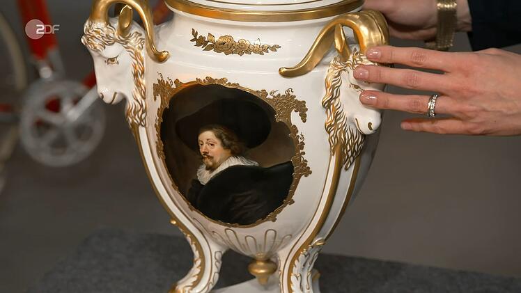 Welche Rarit&auml;ten au&szlig;erdem zum Kauf angeboten wurden: Den Wert der Deckelvase von Rosenthal aus dem Jahr 1910 mit einem Selbstbildnis von Peter Paul Rubens sch&auml;tzte die Expertin auf 300 bis 500 Euro.