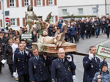 Die Karfreitagsprozession in Neunkirchen am Brand, hier mit den Trägern der Freiwilligen Feuerwehr und dem Heiligen Grab zum Gedenken an die Grablegung Christi.  Foto: fra-press
