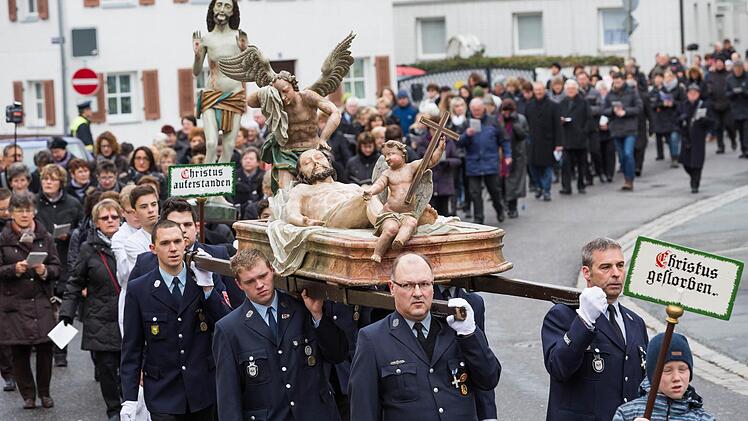 Die Karfreitagsprozession in Neunkirchen am Brand, hier mit den Trägern der Freiwilligen Feuerwehr und dem Heiligen Grab zum Gedenken an die Grablegung Christi.  Foto: fra-press