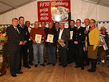 Ehrung für langjährige Treue (v. l.): Schirmherr und Pfarrer Werner Wolf, Kreisbrandmeister Marc Maier, Johann Funk, Konrad Grembler, Heinz Kirsch, Siegfried Maderer, Bernhard Kümmerling, Georg Brendel, Klaus Zellmann, Komm. Andreas Kirsch, Markus Grüner, Rosi Kraus Foto: Franz Galster
