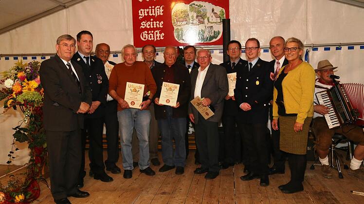 Ehrung für langjährige Treue (v. l.): Schirmherr und Pfarrer Werner Wolf, Kreisbrandmeister Marc Maier, Johann Funk, Konrad Grembler, Heinz Kirsch, Siegfried Maderer, Bernhard Kümmerling, Georg Brendel, Klaus Zellmann, Komm. Andreas Kirsch, Markus Grüner, Rosi Kraus Foto: Franz Galster