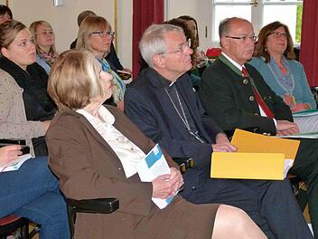 Von links: Ursula Männle (Hanns-Seidel-Stiftung), Erzbischof Ludwig Schick, Josef Mederer (Präsident Bayerischer Bezirketag) und Monika Cissek-Evans (Fachberatungsstelle "Jadwiga"). Foto: Marion Krüger-Hundrup