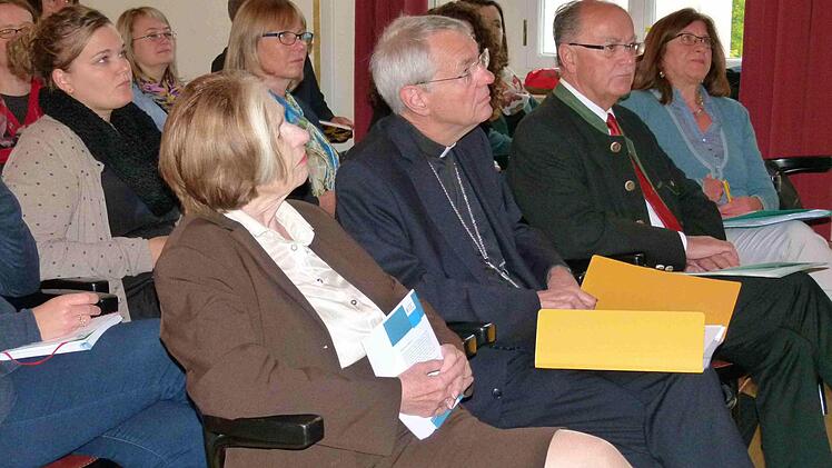 Von links: Ursula Männle (Hanns-Seidel-Stiftung), Erzbischof Ludwig Schick, Josef Mederer (Präsident Bayerischer Bezirketag) und Monika Cissek-Evans (Fachberatungsstelle "Jadwiga"). Foto: Marion Krüger-Hundrup