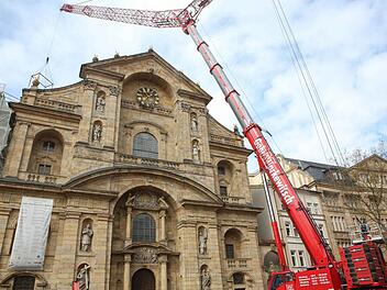 Gewaltige Ausma&szlig;e hat der Kran, der die neue K&auml;lteanlage f&uuml;r das Kaufhaus Karstadt &uuml;ber die Martinskirche hievt. Foto: RiegerPress