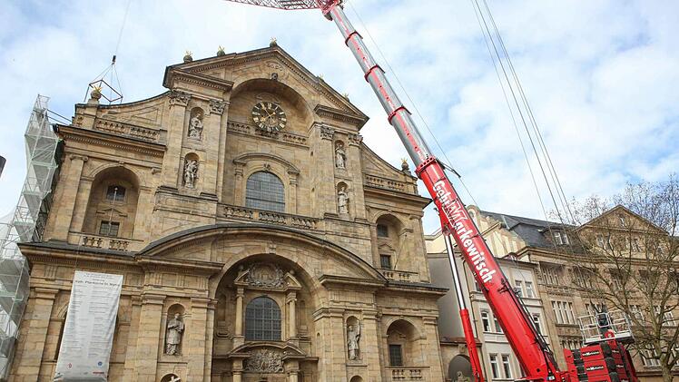 Gewaltige Ausma&szlig;e hat der Kran, der die neue K&auml;lteanlage f&uuml;r das Kaufhaus Karstadt &uuml;ber die Martinskirche hievt. Foto: RiegerPress