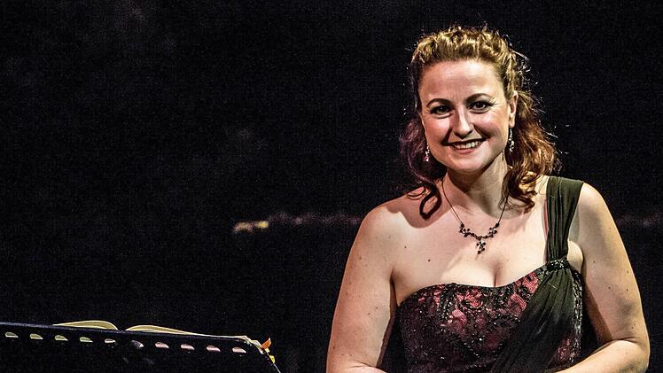 Stefanie Schmitt gestaltete einen Liederabend in der Coburger Reithalle.Foto: Jochen Berger