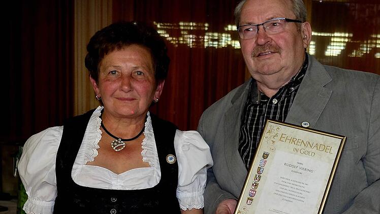 Irmgard Neumann und Rudolf Viering wurden für ihre 40-jährige Zugehörigkeit zum Obst- und Gartenbauverein geehrt. Foto: Gerd Schaar
