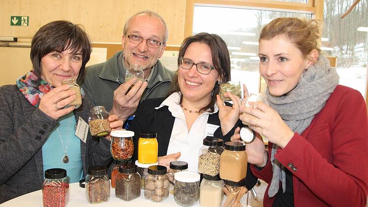 Eine Runde Gewürz-Memory spielen Klaudia Schwarz (AELF Schweinfurt), Andreas Leyrer (forstlicher Leiter des Steigerwald-Zentrums), Carolin Lenhart (AELF Schweinfurt) und Constanze Haissig (Marketing Steigerwald-Zentrum).