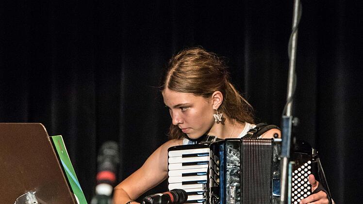 Impressionen vom Sommerkonzert des Gymnasiums Ernestinum im Coburger Kongresshaus: Vivien Hausner am AkkordeonFoto: Jochen Berger