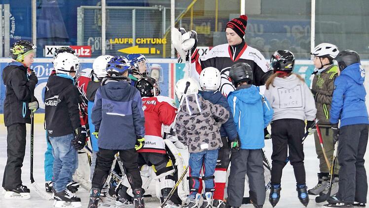 Dicht umlagert: ESC-Torwart Michael Tscherepanow beim ersten "Kids-Day" des ESC Haßfurt. An der ganz besonderen Übungseinheit im Haßfurter Eisstadion nahmen knapp 30 Kinder teil.  Foto: Ralf Naumann