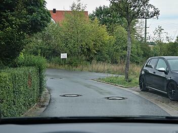 So stellt sich die Situation für einen Autofahrer dar, der in Unterpreppach vom Ruppacher Weg im "Sümpflein" in Richtung "Kohlplatte" fährt. Die Sicht ist ungünstig, da man wegen der Parkbuchten rechts, welche die Fahrbahn einengen, relativ weit links fahren muss. Helmut Will